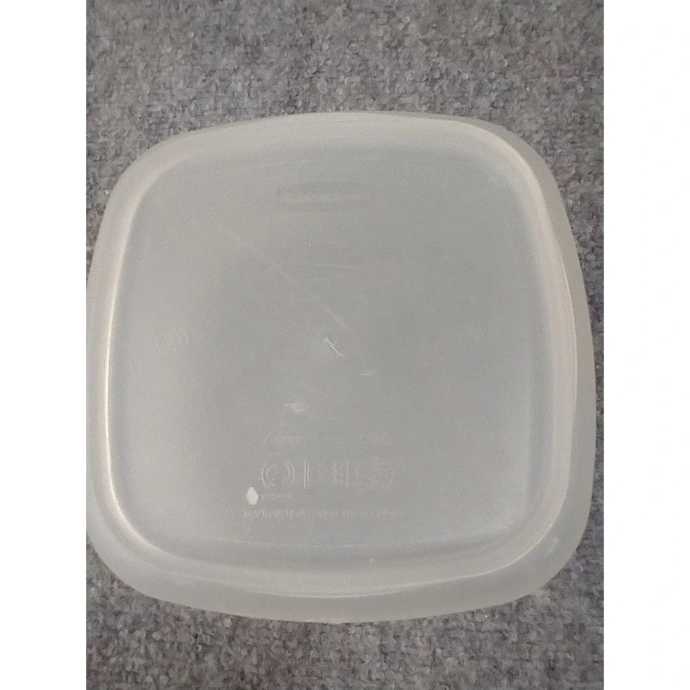 Rubbermaid TakeAlongs 7 Cup Square Food Storage Container with Red Purple Lids‎